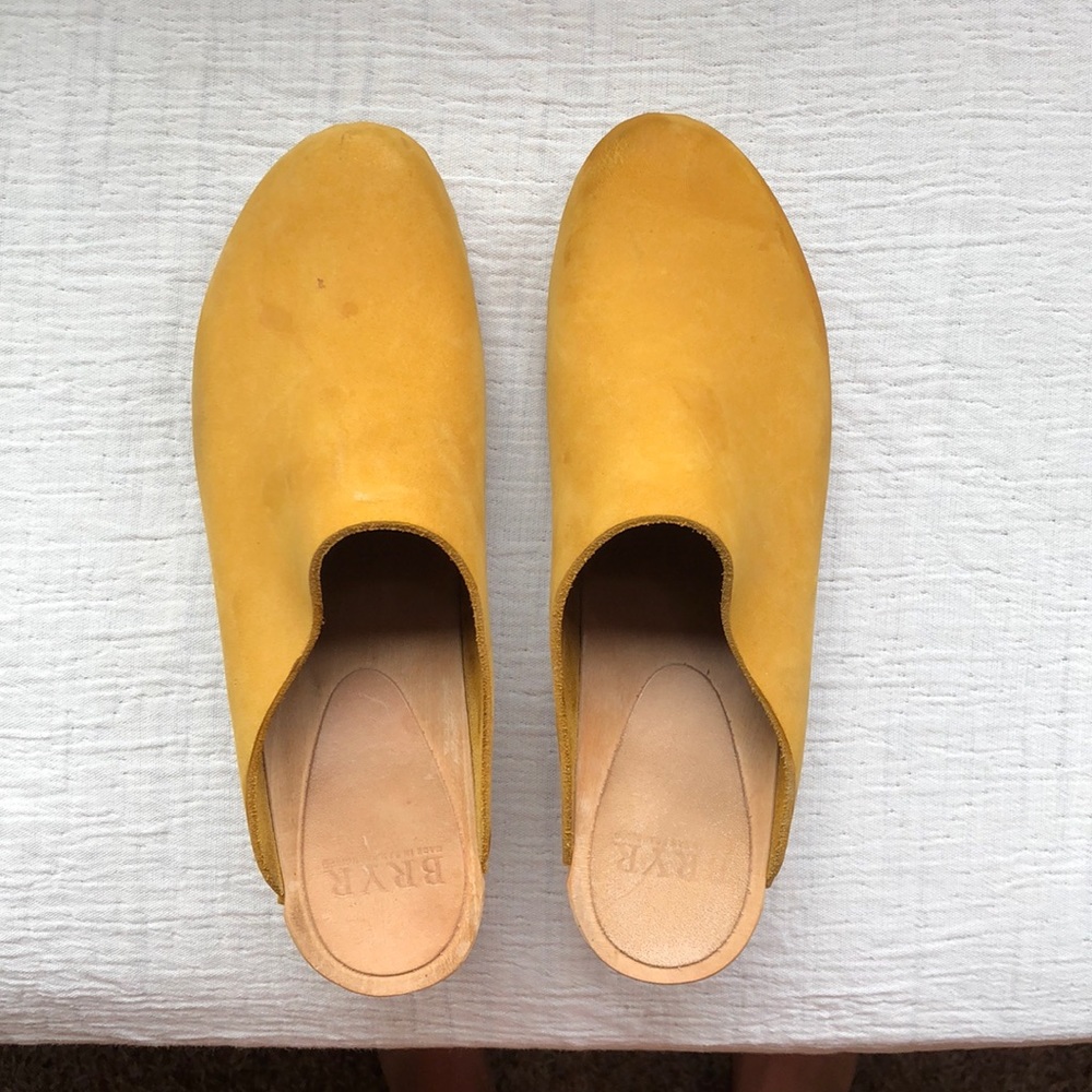 Bryr close toed clogs, mid heel. Clementine, in Fennel
